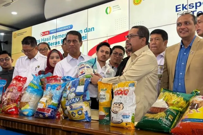 Menteri Pertanian Andi Amran Sulaiman menunjukkan beras fortifikasi palsu saat konferensi pers di Kementerian Pertanian