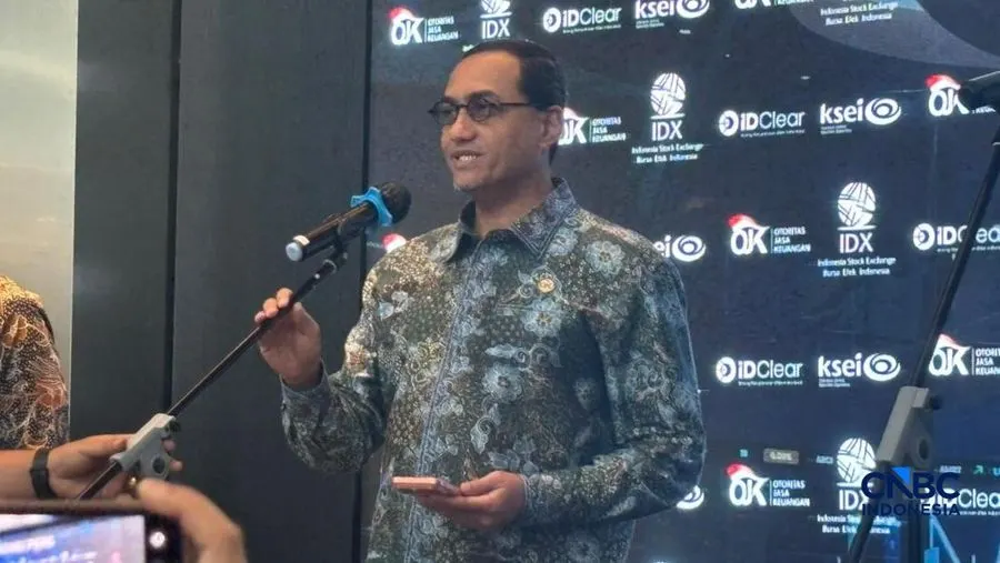 Kepala Eksekutif Pengawas Pasar Modal, Keuangan Derivatif, dan Bursa Karbon Otoritas Jasa Keuangan (OJK) Hasan Fawzi saat menyampaikan Konferensi Pers Pasar Modal di Gedung Bursa Efek Indonesia, Jakarta, Rabu (13/5/2026).