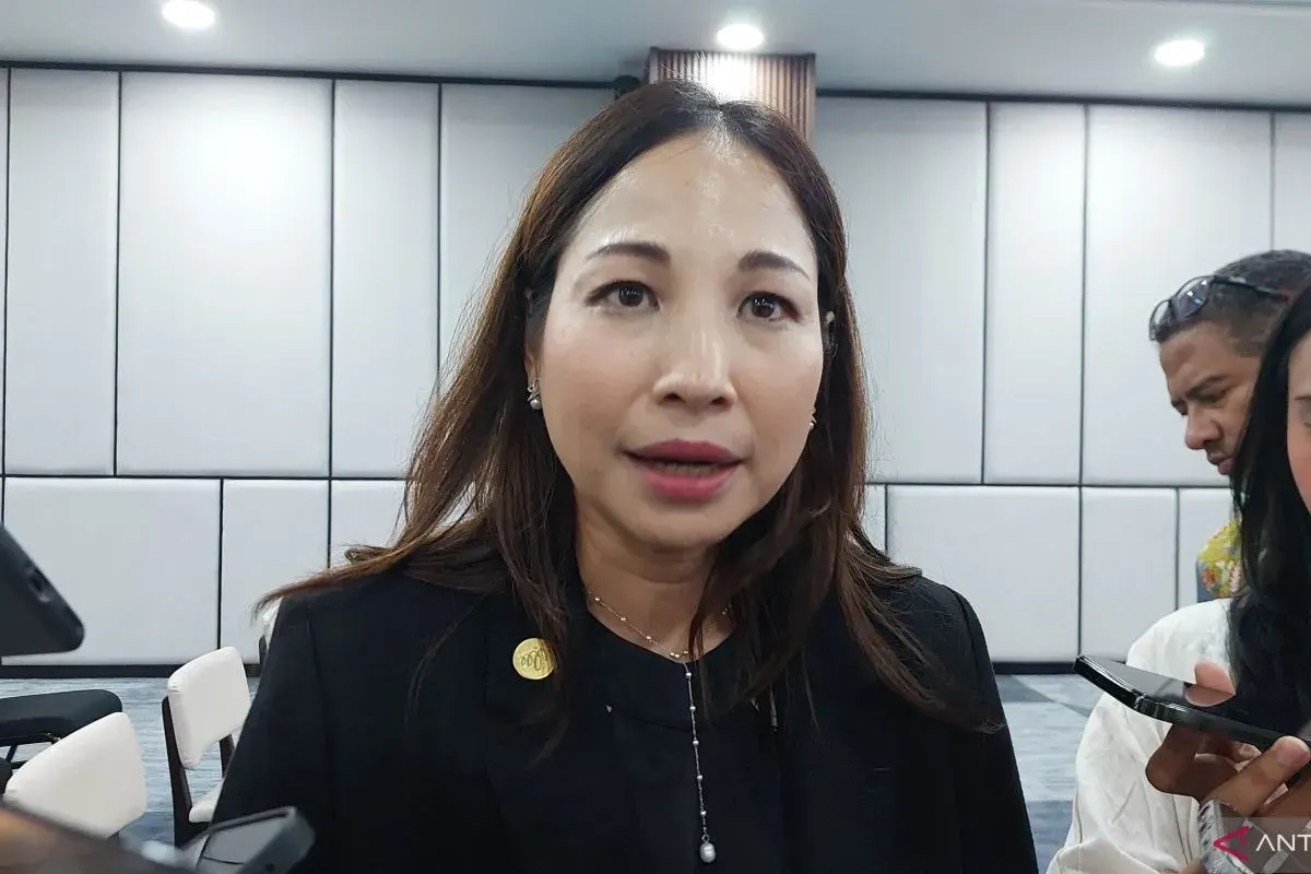 Kepala Departemen Marketing Asosiasi Asuransi Jiwa Indonesia (AAJI) Karin Zulkarnaen saat ditemui media usai acara penyerahan donasi program ISR “Kebaikan Berkelanjutan” NTT di Jakarta, Senin (19/10/2026)