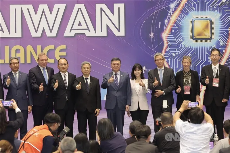 Sejumlah pejabat, termasuk Menteri Urusan Ekonomi Kung Ming-hsin (keempat dari kiri) dan Perdana Menteri Cho Jung-tai (kelima dari kiri), dalam Taiwan Business Alliance Conference 2026 di Taipei, Selasa.