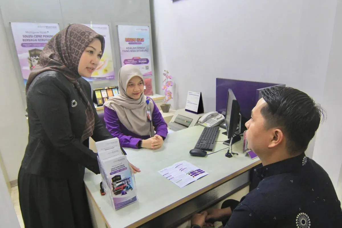 Ilustrasi - Nasabah mendengarkan penjelasan tentang produk pembiayaan Multiguna iB Hijrah Bank Muamalat.