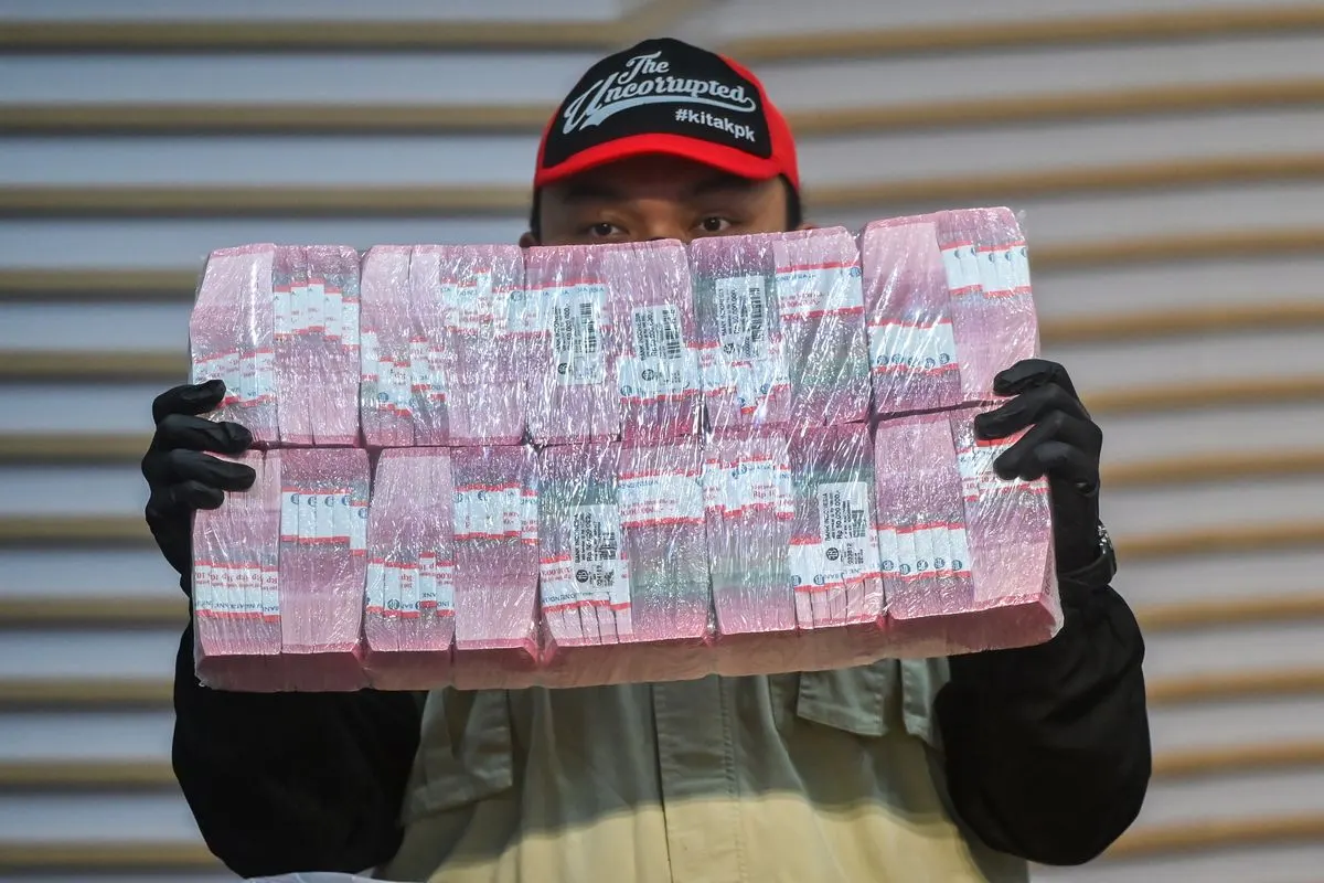 Petugas KPK menunjukkan barang bukti berupa uang tunai saat konferensi pers terkait operasi tangkap tangan (OTT) kasus dugaan korupsi pengurusan hak guna bangunan (HGB) Summarecon di Gedung Merah Putih KPK, Jakarta, Selasa (15/9/2026). Dalam OTT tersebut, KPK menyita uang tunai Rp106,3 miliar dan mengamankan delapan tersangka, yakni Kepala Kantor Pertanahan Kabupaten Bogor Sontang Coin Manurung, politikus Partai Golkar Fahd El Fouz alias Fahd A Rafiq, mantan Bupati Kebumen Arif Suglyanto,