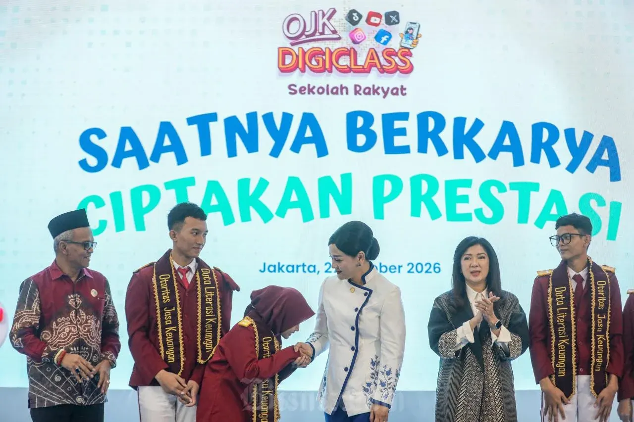 Ketua Dewan Komisioner Otoritas Jasa Keuangan (OJK) Friderica Widyasari Dewi (ketiga kanan) bersama Ketua Komisi Informasi Pusat Handoko Agung Saputro (kiri), Direktur Jenderal Komunikasi Publik & Media Kemenkomdigi Fifi Aleyda Yahya (kedua kanan) dan perwakilan siswa Sekolah Rakyat saat acara OJK Digiclass Sekolah Rakyat 2026 di Jakarta, Selasa (27/10/2026).