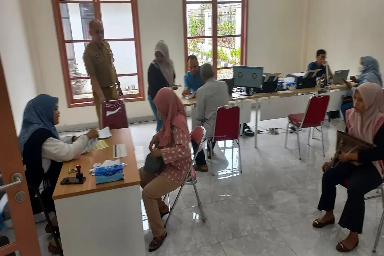 Nasabah PD BKK Klaten mendatangi Gedung FKUB di Grha Bung Karno Klaten, Kelurahan Buntalan, Kecamatan Klaten untuk tahapan verifikasi dan validasi, Selasa (27/10/2026).