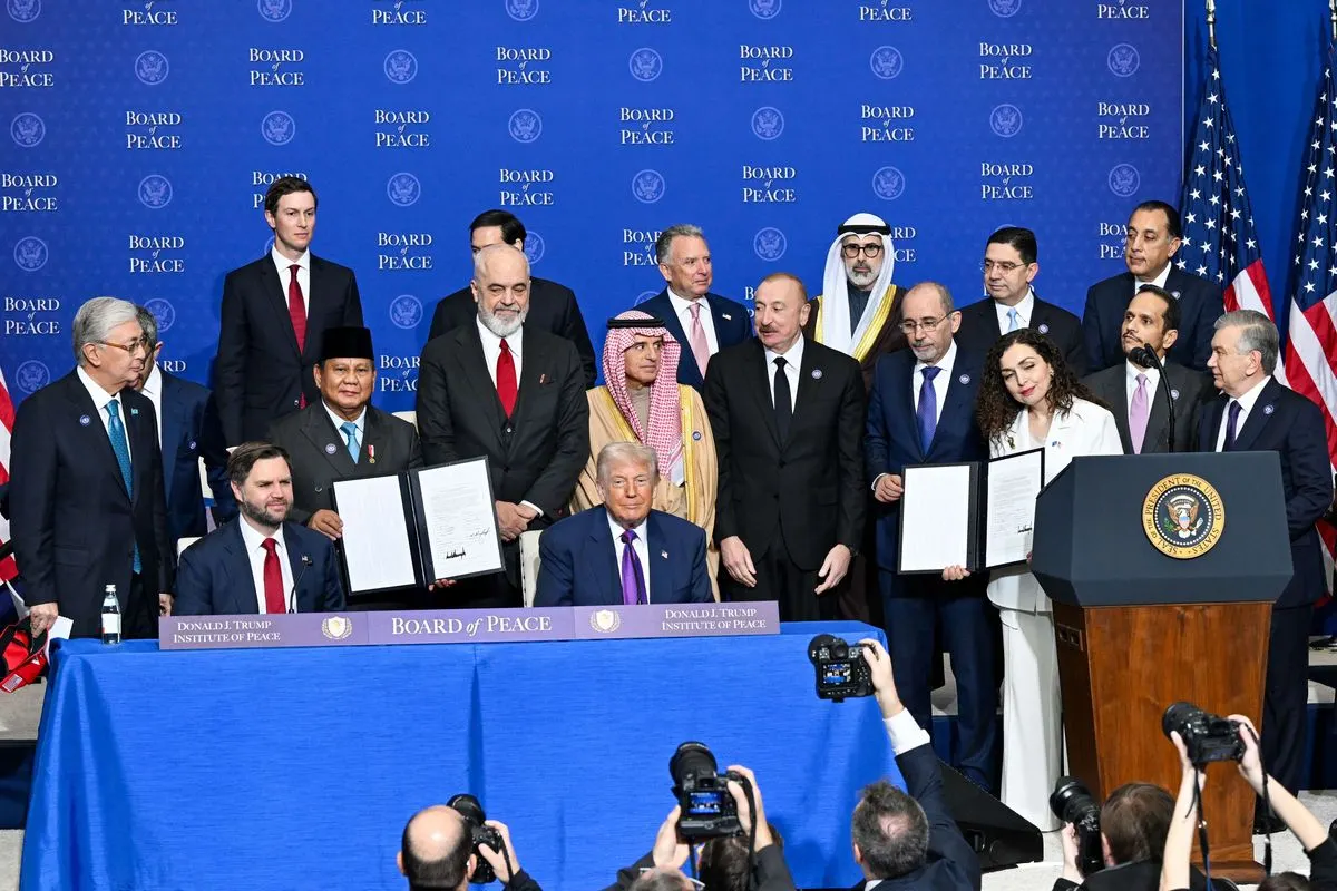 Presiden Prabowo Subianto (tiga dari kiri) dan sejumlah pemimpin negara yang hadir dalam KTT perdana Dewan Perdamaian atau Board of Peace, berfoto bersama Presiden Amerika Serikat Donald J Trump (tengah), di Donald J. Trump US Institute of Peace di Washington DC, Amerika Serikat, Kamis (19/2/2026) waktu setempat.