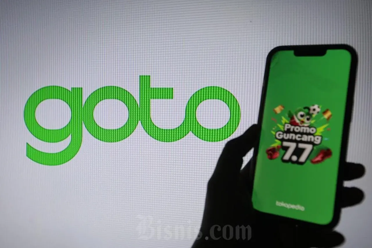 Warga mengakses aplikasi Tokopedia di Jakarta, Senin (6/7/2026).