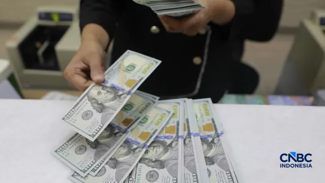 IHSG Ambruk, Warga Ramai Borong Dolar AS di Money Changer Jakarta